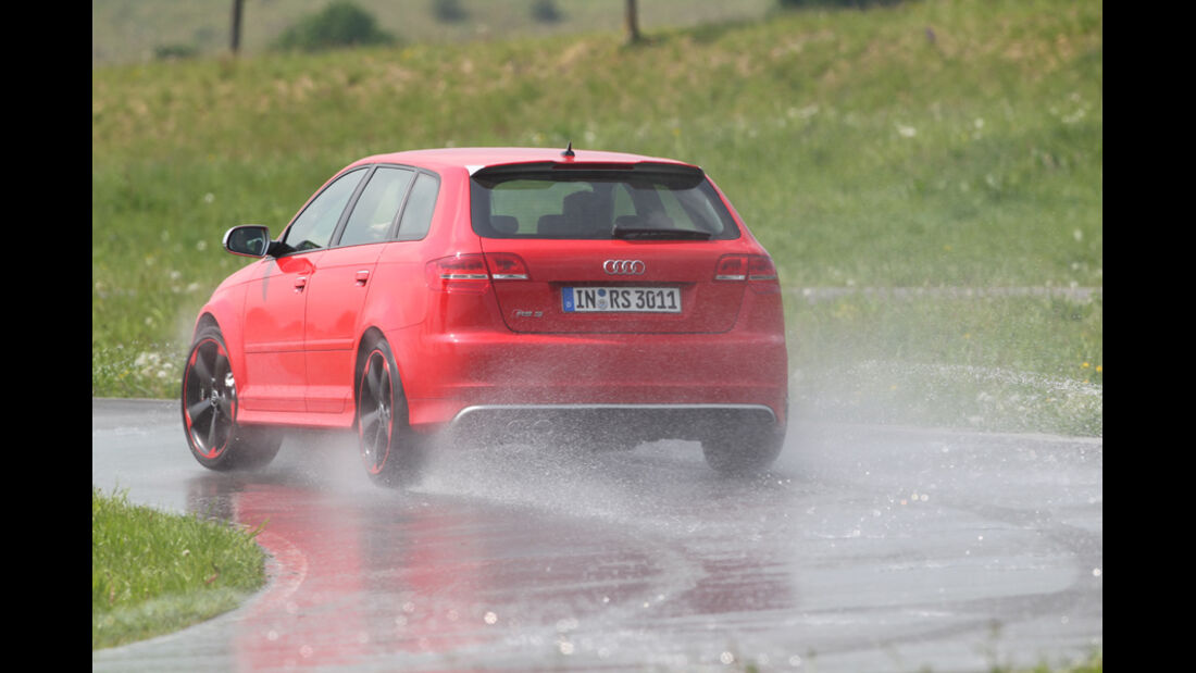 Audi RS3 Sportback, Teststrecke, Rückansicht nasse Straße