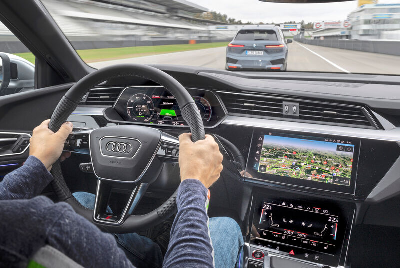 Audi SQ8 e-tron, Cockpit + Fahrer