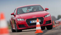 Audi TT 2.0 TFSI, Frontansicht, Slalom
