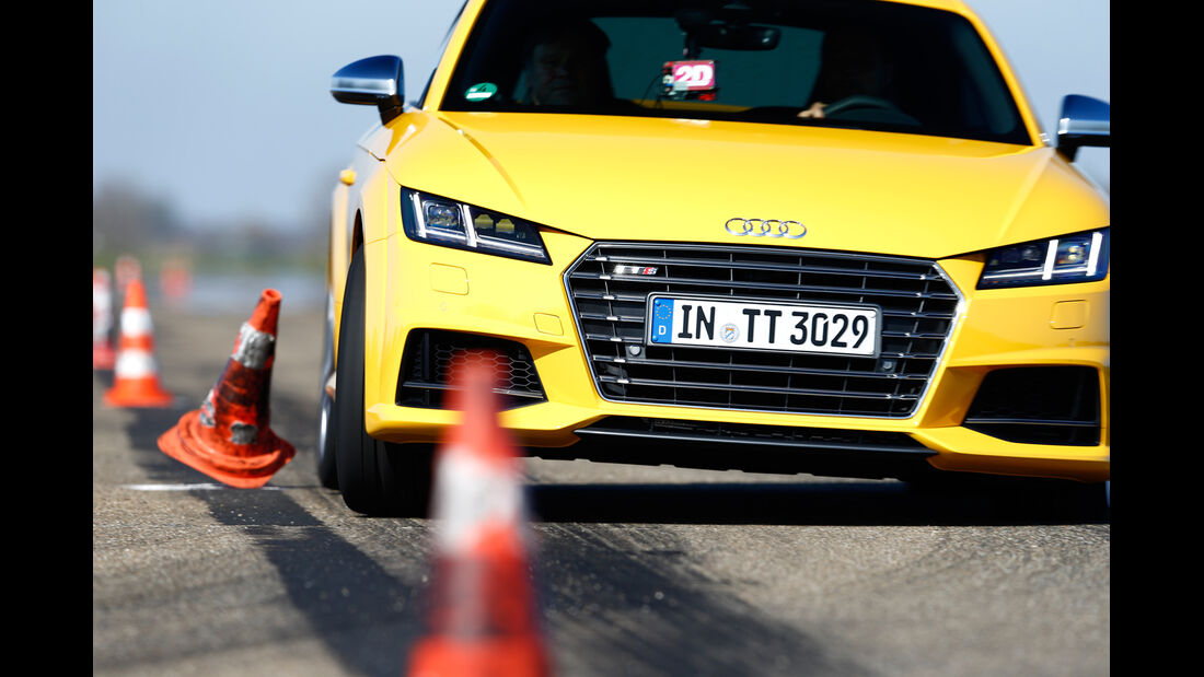 Audi TTS Coupé, Frontansicht, Slalom