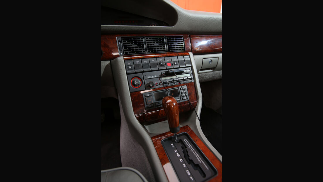 Audi V8, Typ 4C, 1988–1994, Mittelkonsole