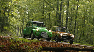 Austin Mini und Citroën 2 CV 6 Club 