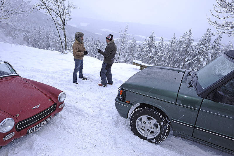 Austin Sprite und Range Rover Vogue