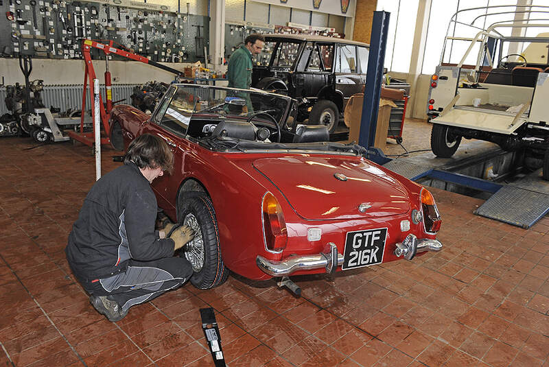 Austin Sprite und Range Rover Vogue