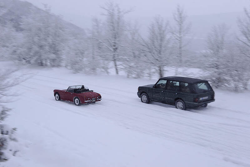 Austin Sprite und Range Rover Vogue
