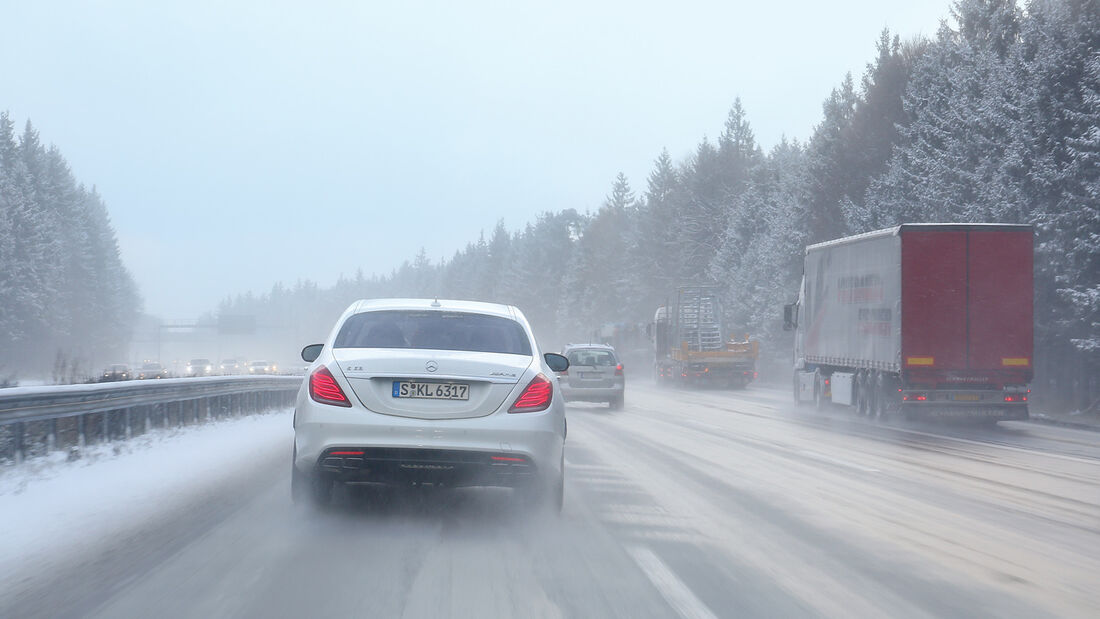 Autobahn-Reise, Mercedes S63 AMG, Heckansicht