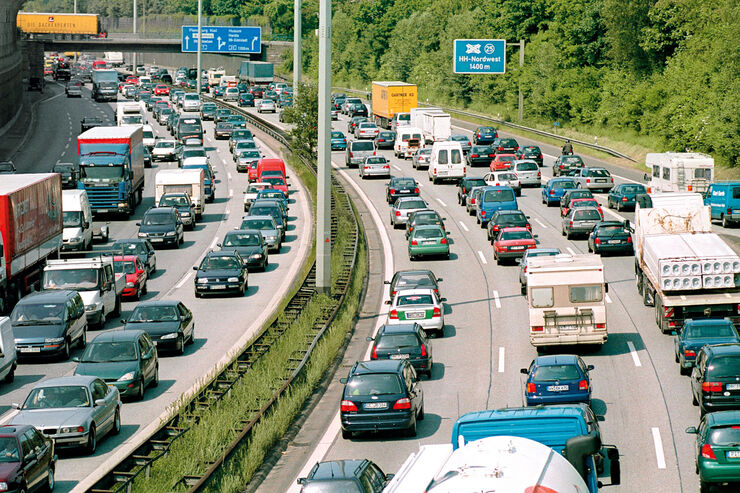 Pro und Contra: Autobahn-Staus umfahren - auto motor und sport