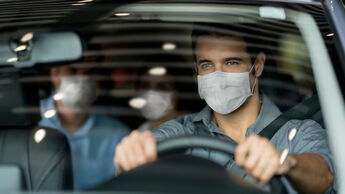 Autofahrer mit Maske