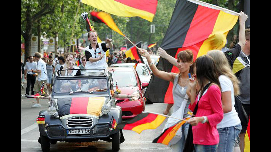 Autokorso zur Fußball-WM, Deutschlandflagge, Ente, 2CV