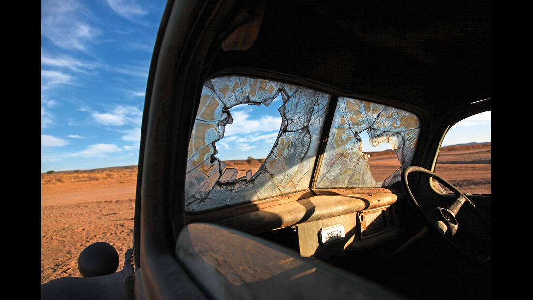 Autowracks in Namibia, Fensterscheibe, Impression
