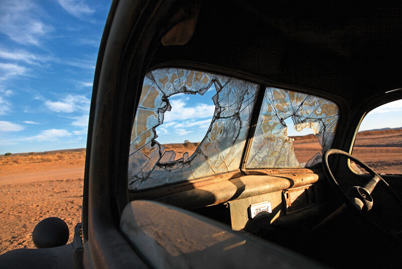 Autowracks in Namibia, Fensterscheibe, Impression