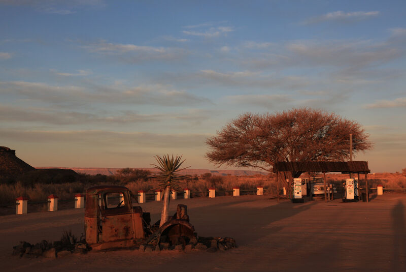 Autowracks in Namibia, Tankstelle, Roadhouse
