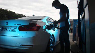BMW 320d Efficient Dynamics Edition, Tankstelle, Heckansicht