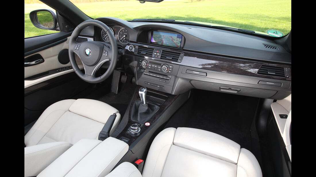 BMW 320i Cabrio, Cockpit, Lenkrad