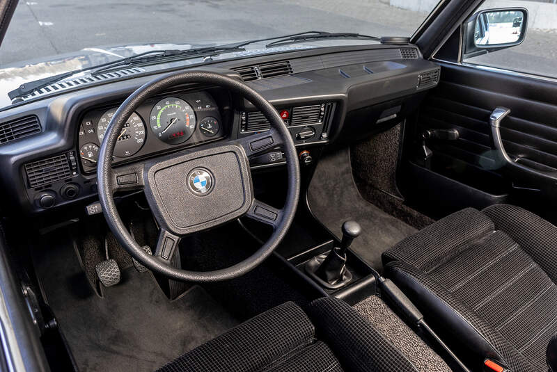 BMW 323i, Cockpit