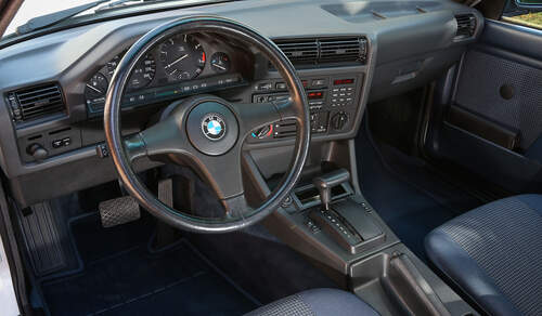 BMW-325e-Interieur