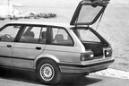 BMW 3er Touring - E30 - Seitenansicht, geöffnete Heckklappe