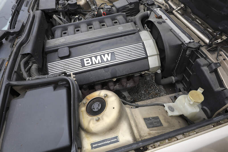 BMW 520i 24V, Motorraum