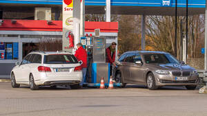 BMW 520i Touring, Mercedes E 200 T, Tankstelle