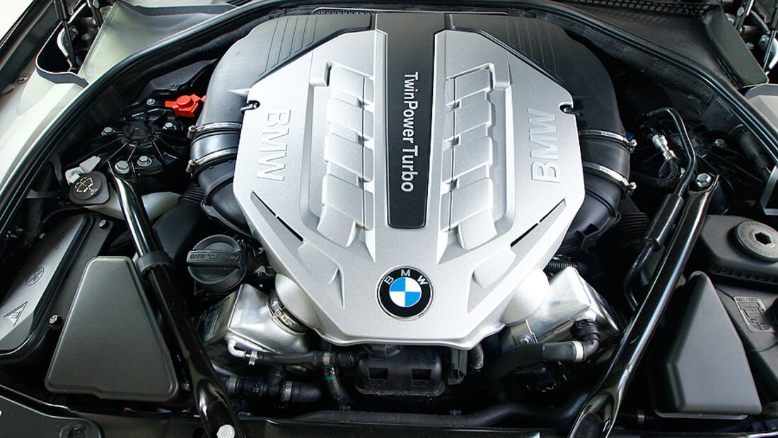 BMW 550i, Motorraum, Motor