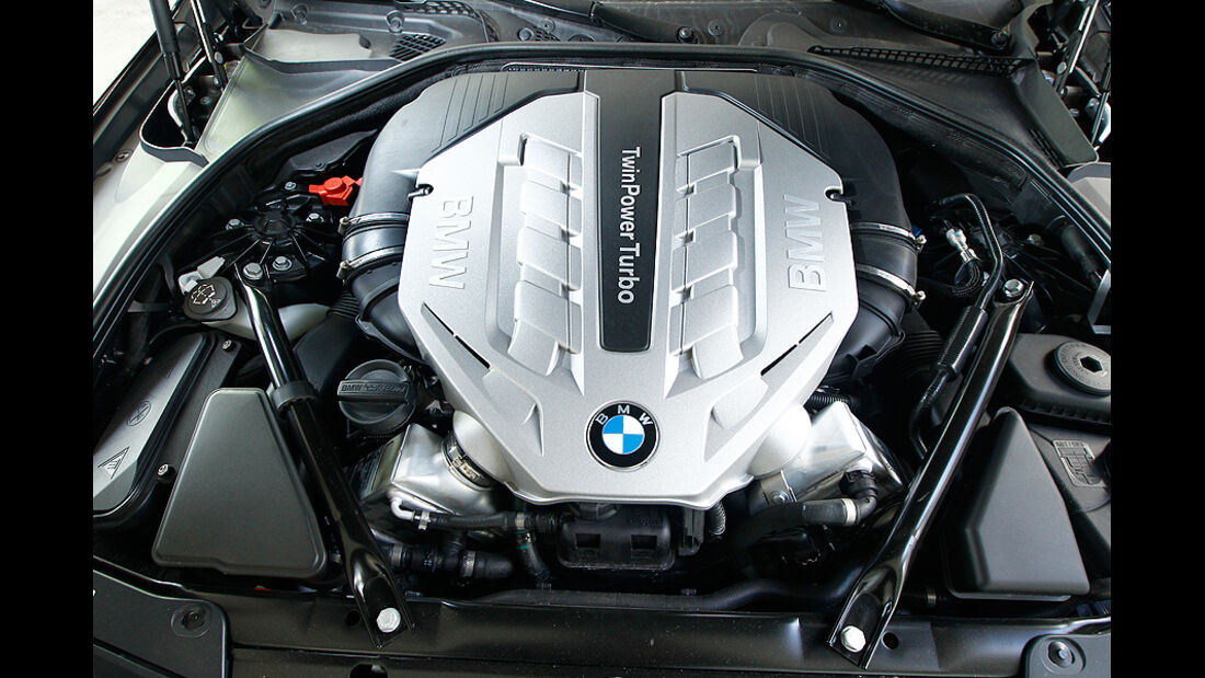 BMW 550i, Motorraum, Motor
