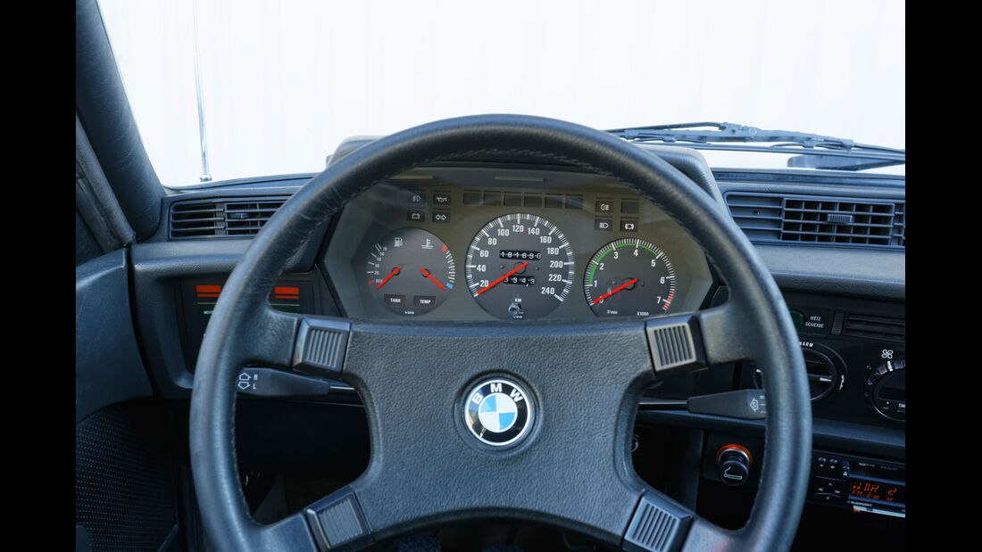 BMW 628 CSi, Lenkrad, Rundinstrumente