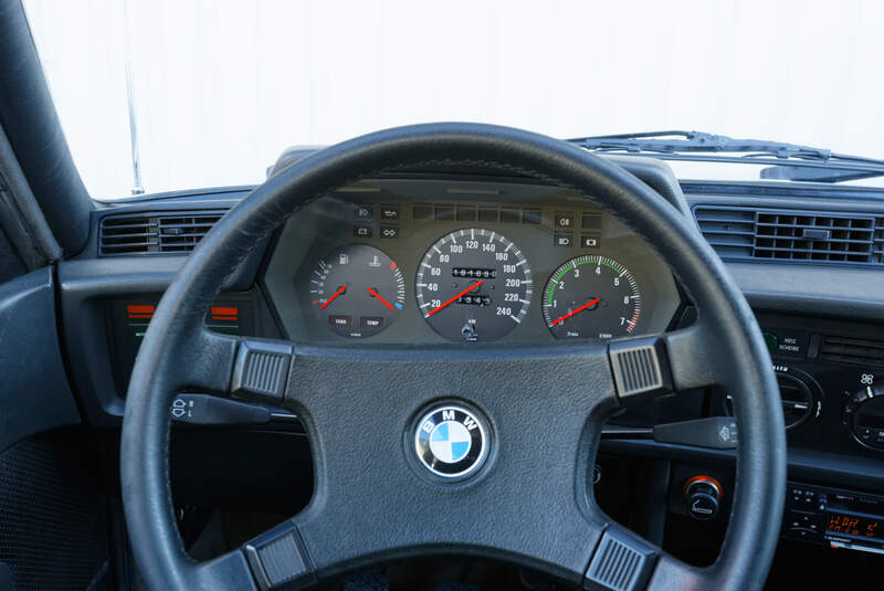 BMW 628 CSi, Lenkrad, Rundinstrumente