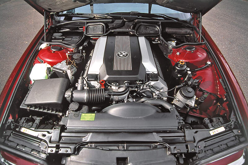 BMW 740i (E38), Motor