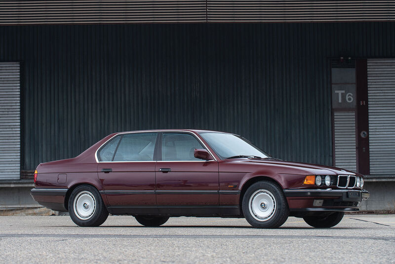 BMW 750 iL E32 (1989)