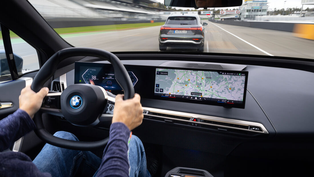 BMW IX 50, Cockpit + Fahrer