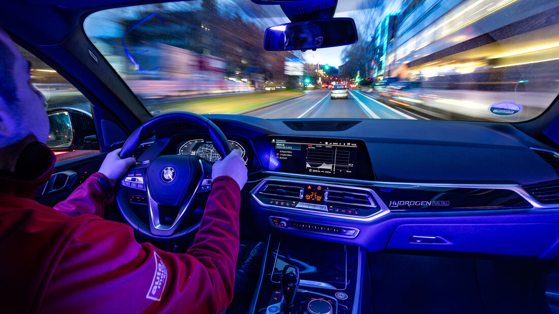 BMW IX5 Hydrogen, Cockpit + Fahrer