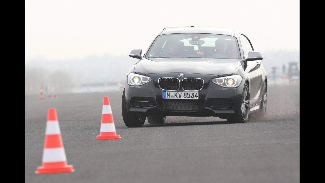 BMW M135i x-Drive, Frontansicht, Slalom