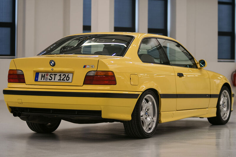 BMW M3 E36 Coupé (1993) Dakargelb Studio Heck