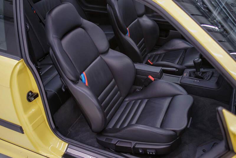 BMW M3 E36 Coupé (1993) Sportsitze mit Streifen in M-farben