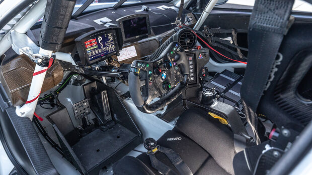 BMW M4 GT4, Cockpit