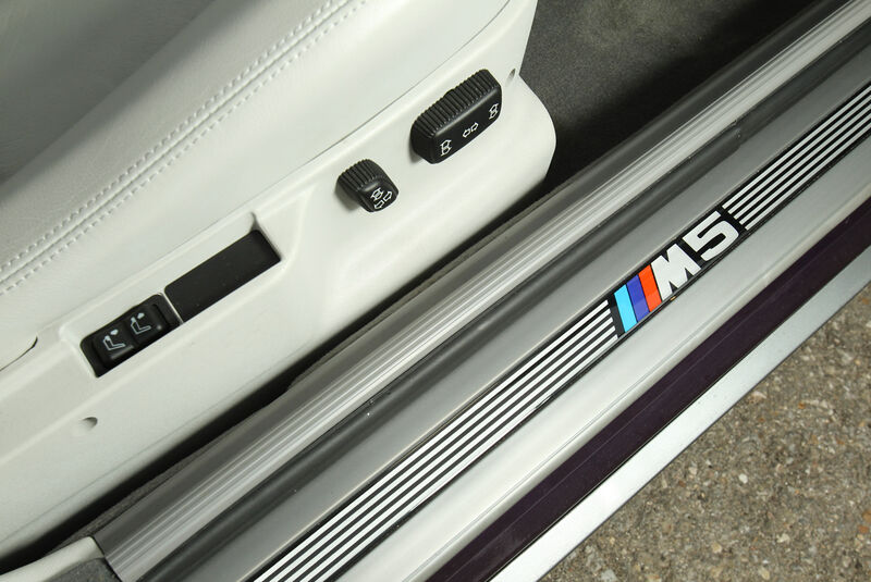 BMW M5, Fußleiste