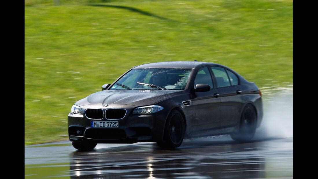 BMW M5, Seitenansicht, Nasshandling