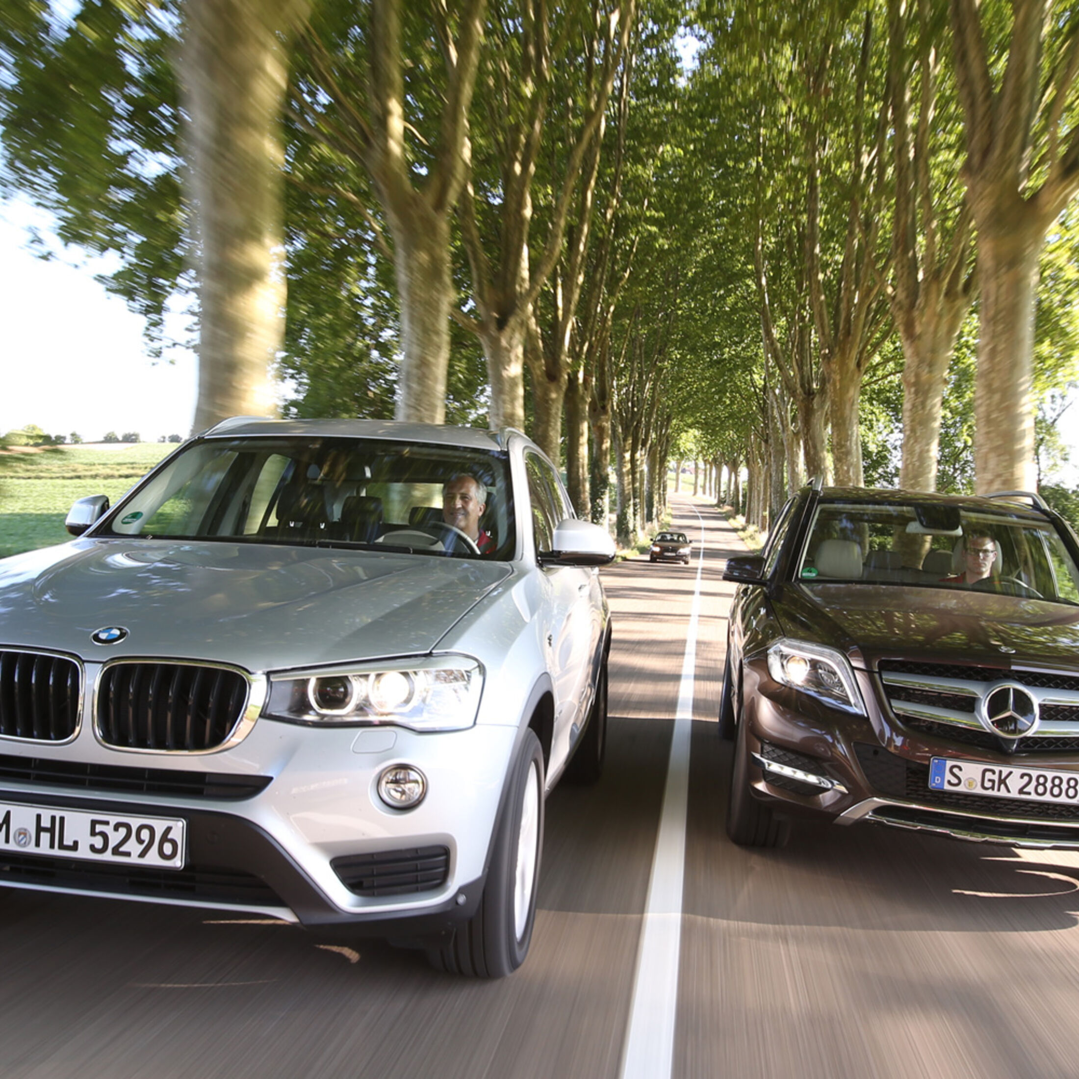Сравнение бмв х3. Mercedes GLK vs BMW x3. Mercedes Benz GLK vs BMW x5. GLK x3. Мерседес GLC 2015 vs BMW x3.