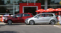 BMW Zweier Active Tourer, VW Golf Sportsvan 2.0 TDI, Seitenansicht