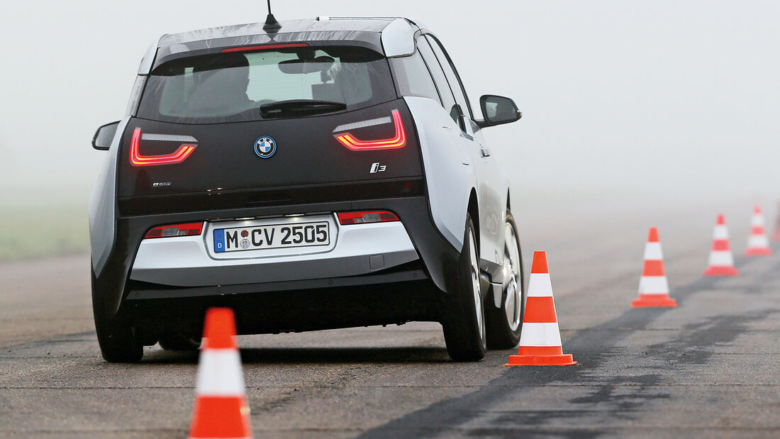 BMW i3, Heckansicht, Slalom