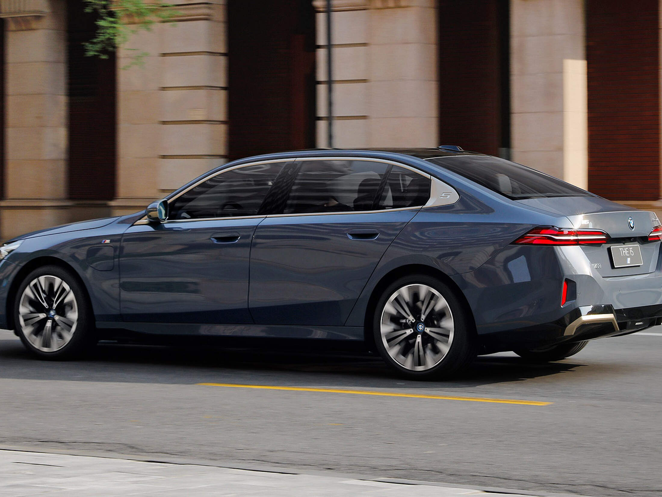 BMW 5er & i5 Langversion: Mehr Radstand & Kino-Screen für China 