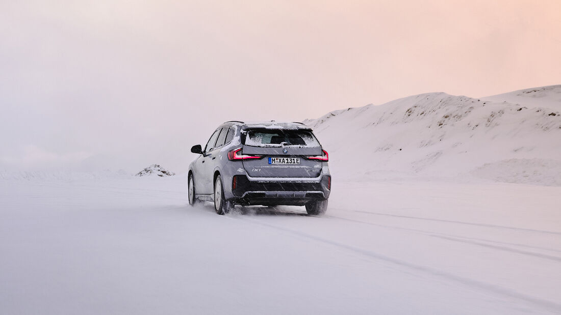 BMW iX1 Winter Schnee Eis Elektroauto