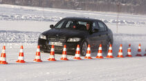 BMW im Schnee, Pylone