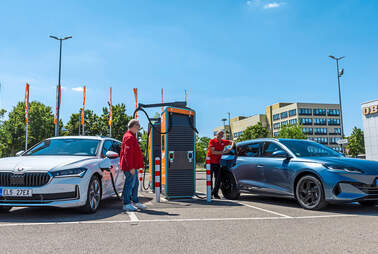 BYD Seal 6 DM‑i Touring und Skoda Superb iV