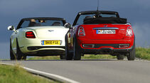 Bentley Continental Supersports Convertible trifft Mini John Cooper Works Cabriolet