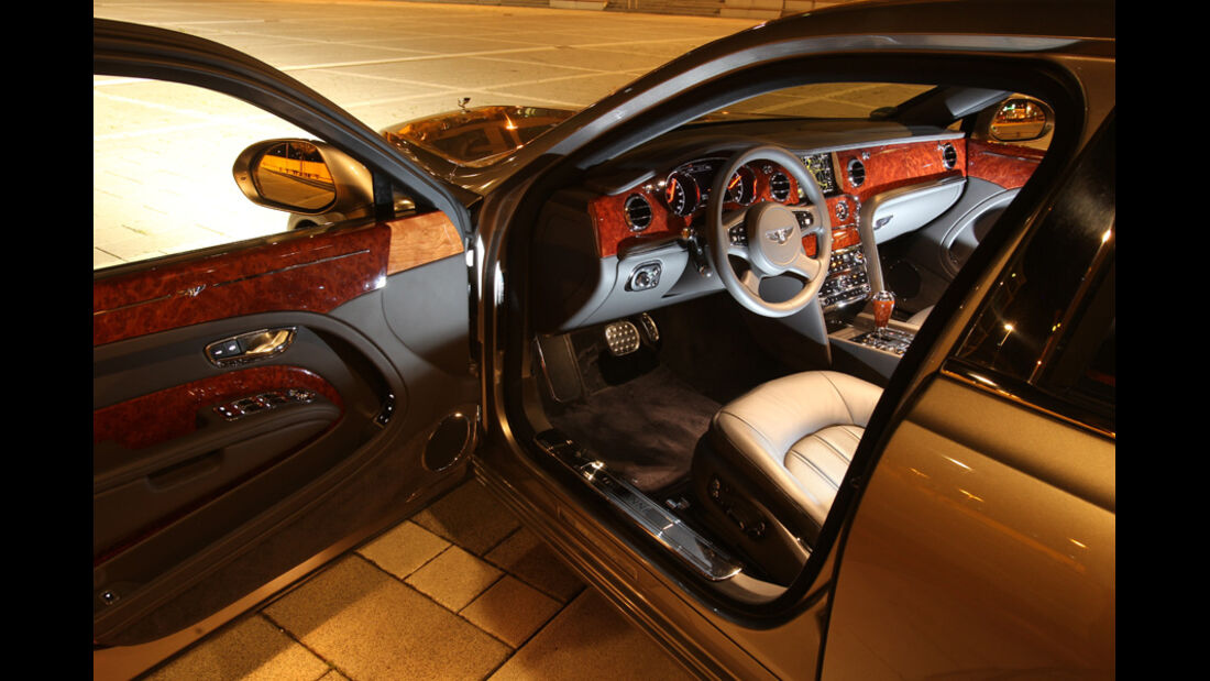 Bentley Mulsanne, Fahrertür offen, Cockpit