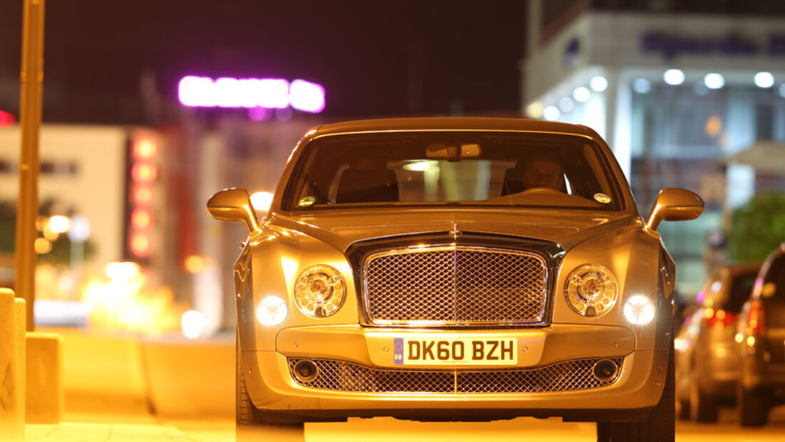 Bentley Mulsanne, Frontbild, Stand, bei Nacht