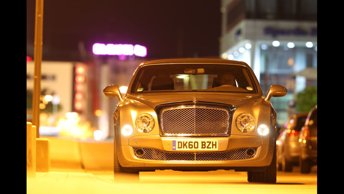 Bentley Mulsanne, Frontbild, Stand, bei Nacht