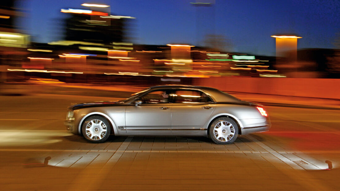 Bentley Mulsanne, Seitenansicht, Fahrt, bei Nacht