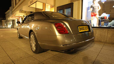 Bentley Mulsanne, schräg hinten, Stand, bei Nacht
